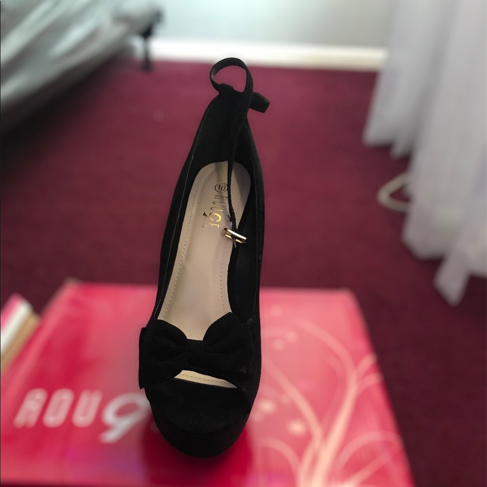 Black wedge heels